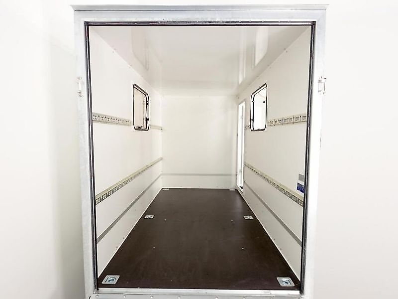 Blyss Kofferanhänger 146x304cm Höhe:180 1,3t|Rampe|Tür|2 Fenster