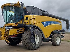 New Holland Agriculture New Holland CX8090 Combine Harvester