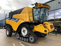 New Holland Agriculture New Holland CR8.90 Combine Harvester