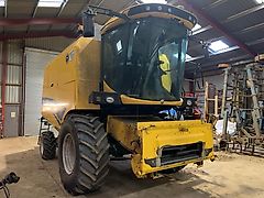 New Holland Agriculture USED New Holland TC5070 Combine Harvester For Sale